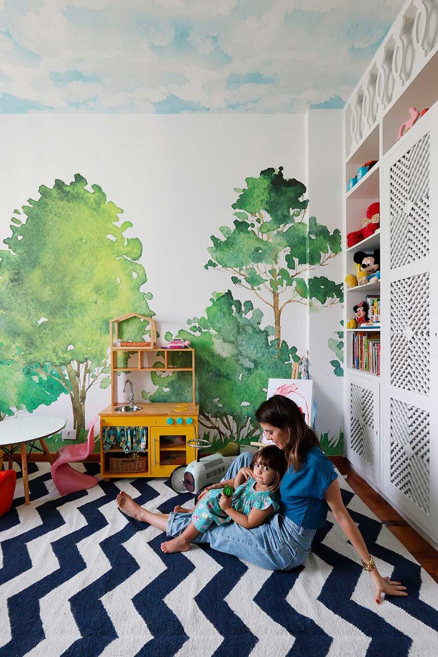 brinquedoteca colorida com papel de parede