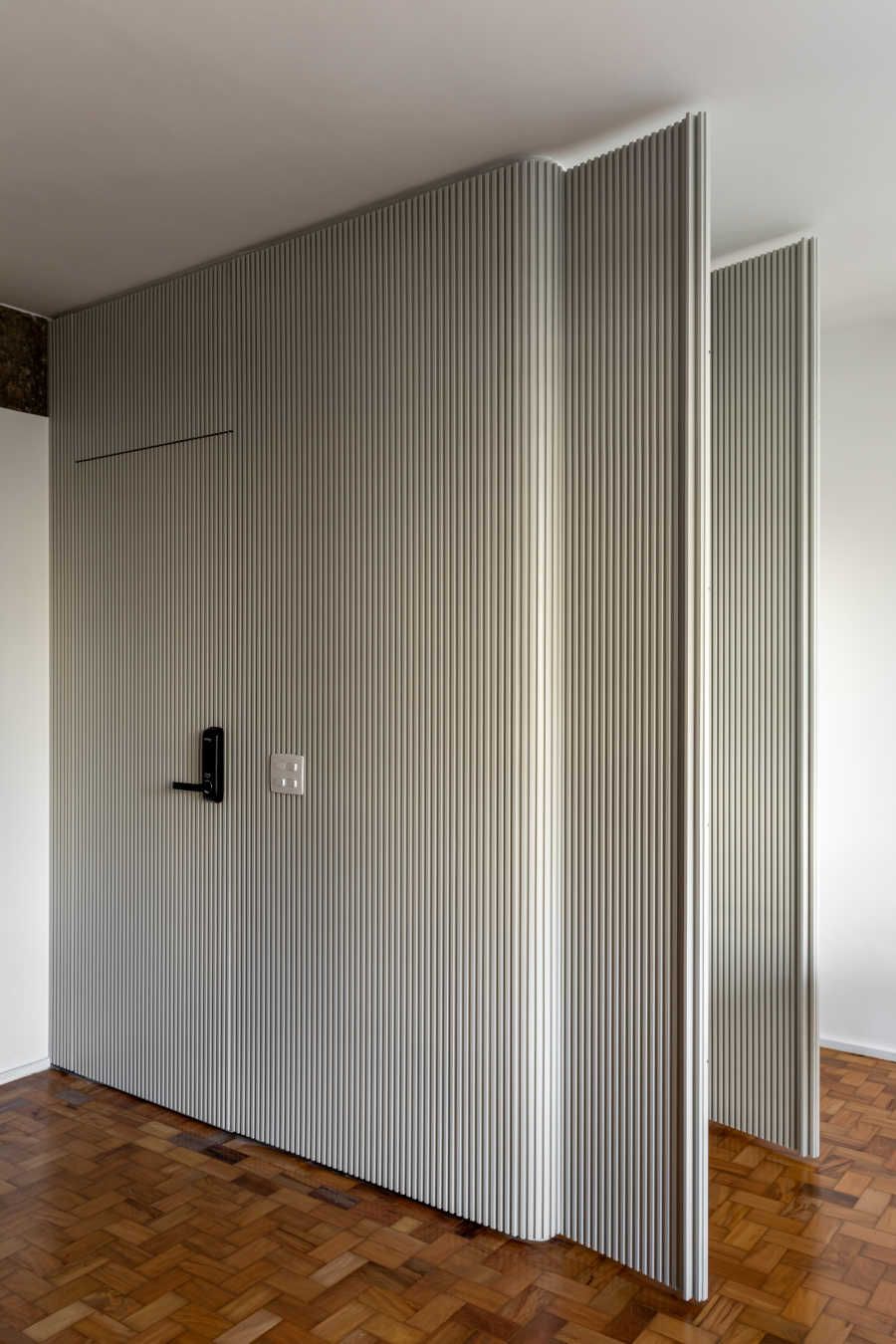 Painel ripado em Sala de jantar branca com iluminação natural