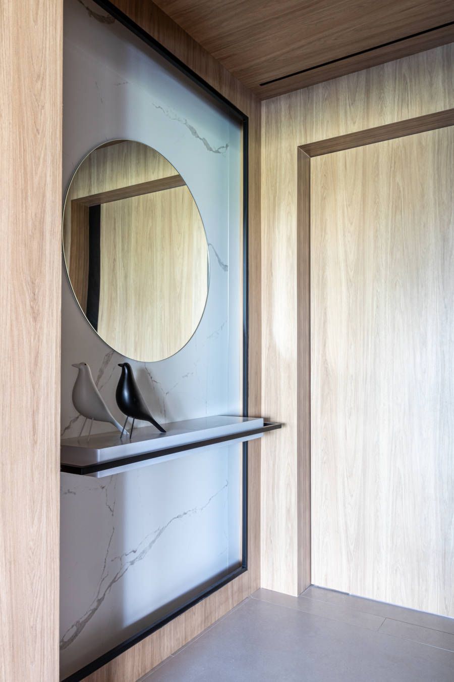 Hall reformado com madeira