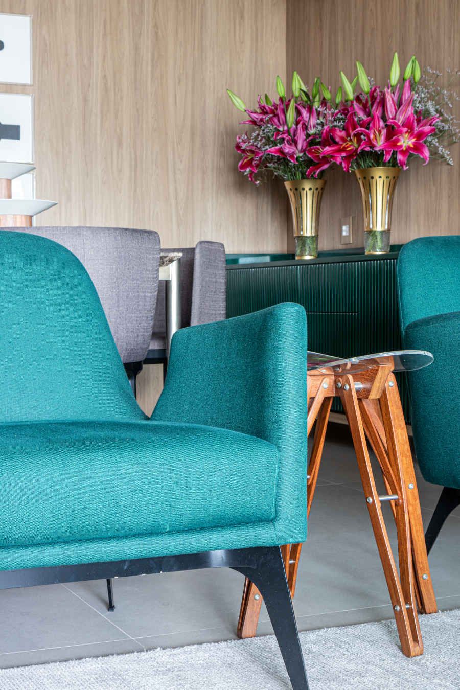 Poltrona verde na sala de estar