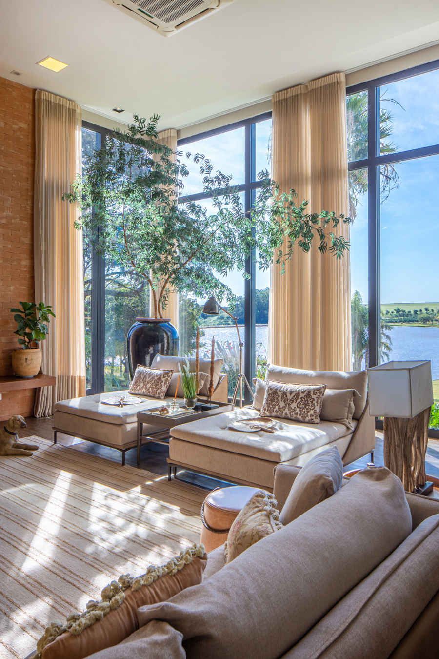 Chaises Century em área social ampla