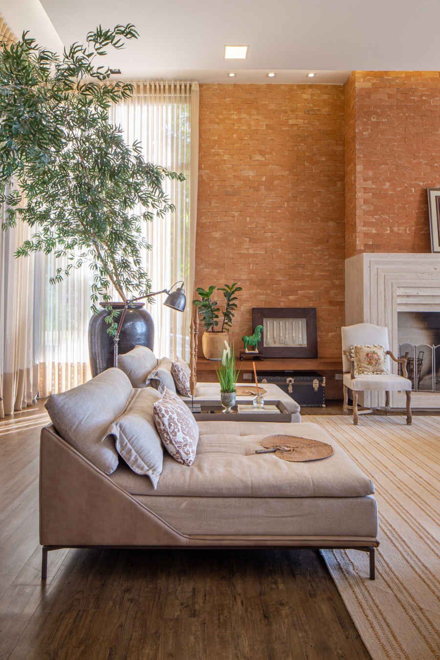 Chaises Century em área social ampla